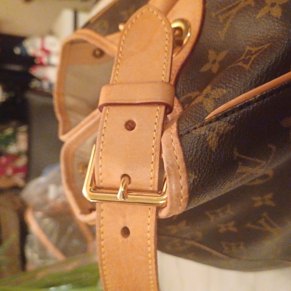 Louis Vuitton Galleria - Picture 8 of 10